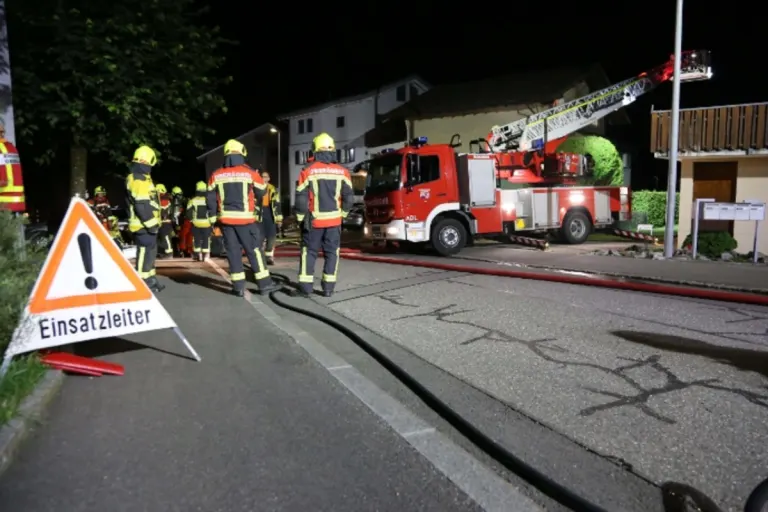 Oberägeri ZG - Hofmattstrasse wegen Feuerwehreinsatz gesperrt