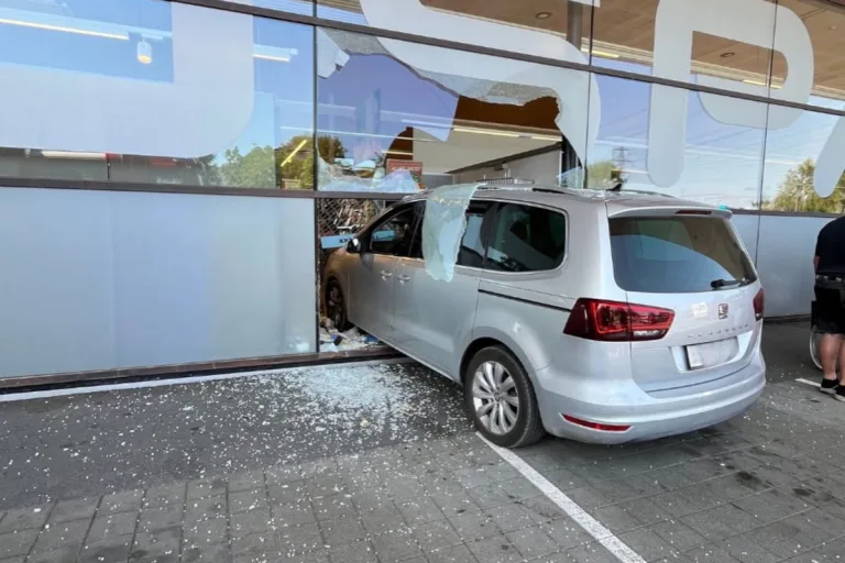 Unfall in Hohenems – Pkw fährt in Supermarkt