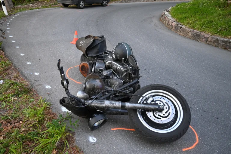 Triesenberg FL - Motorradfahrer bei Unfall schwer am Fuss verletzt 