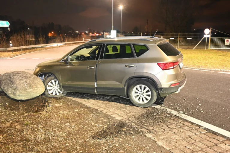 Widnau SG – Fahrunfähige Autolenkerin kollidiert mehrmals