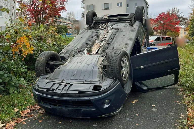 Luzern - Auto landet nach Selbstunfall auf dem Dach