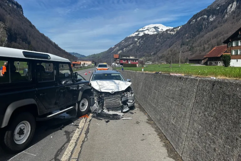 Oberdorf und Wolfenschiessen NW - Zwei Unfälle und Fünf Verletzte auf der Hauptstrasse im Engelbergertal