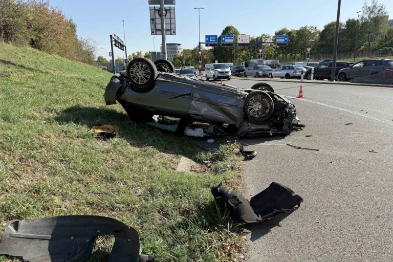 Dättwil AG – Auto überschlägt sich bei Unfall