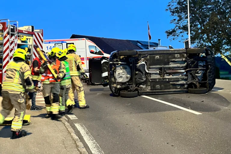 Uffikon LU – Auto kippt bei Unfall auf die Seite