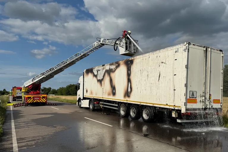 B3 Offenburg BW – Lkw mit Elektroschrott in Brand