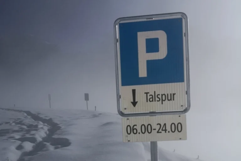 Kanton Uri - So ist das Parkieren auf Passstrassen mit Wintersperre erlaubt