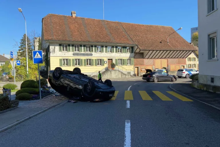 Villmergen AG - Dacia landet nach Unfall auf dem Dach