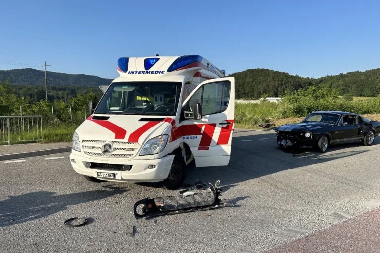 Unfall Würenlos AG - Ambulanz auf Dienstfahrt prallt mit Ford Mustang zusammen
