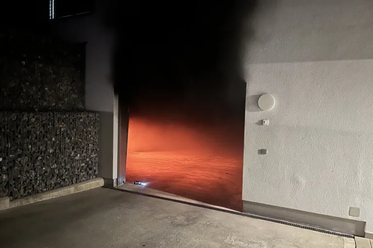 Bütschwil SG - Mehrfach Totalschaden nach Brand in einer Tiefgarage