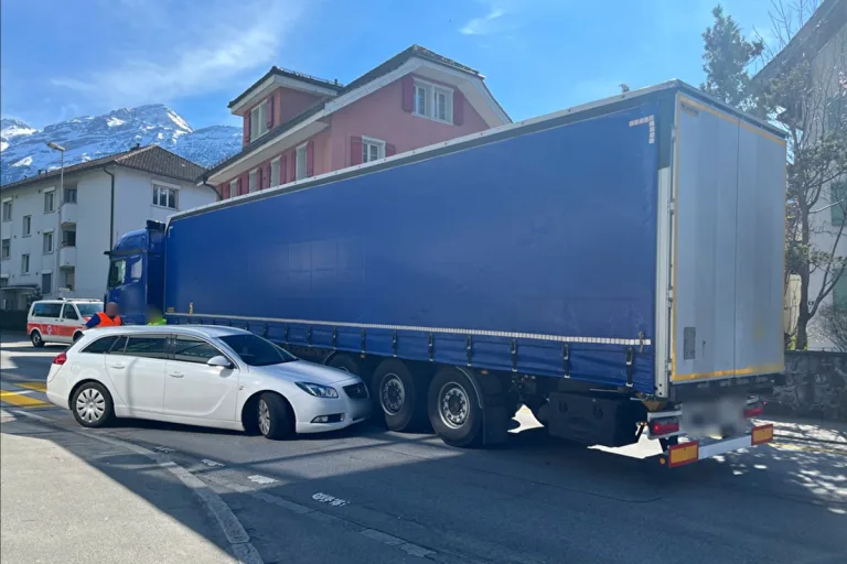 Altdorf UR - Unfall zwischen Auto und Sattelmotorfahrzeug