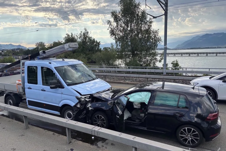 Verkehrsunfall in Rapperswil-Jona SG – Frontalzusammenstoss mit Lieferwagen