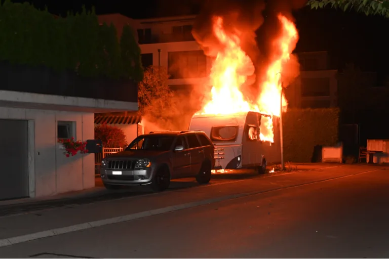 Schmerikon SG - Wohnwagen brennt aus