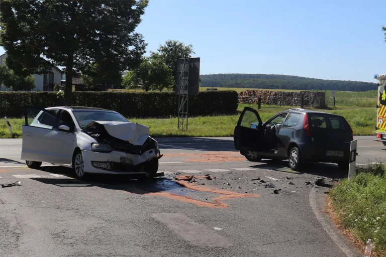 Brakel NW – Zwei Verletzte nach schwerem Unfall auf der B252