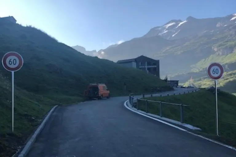 Klausenpass - An zwei Orten neu Tempo 60 