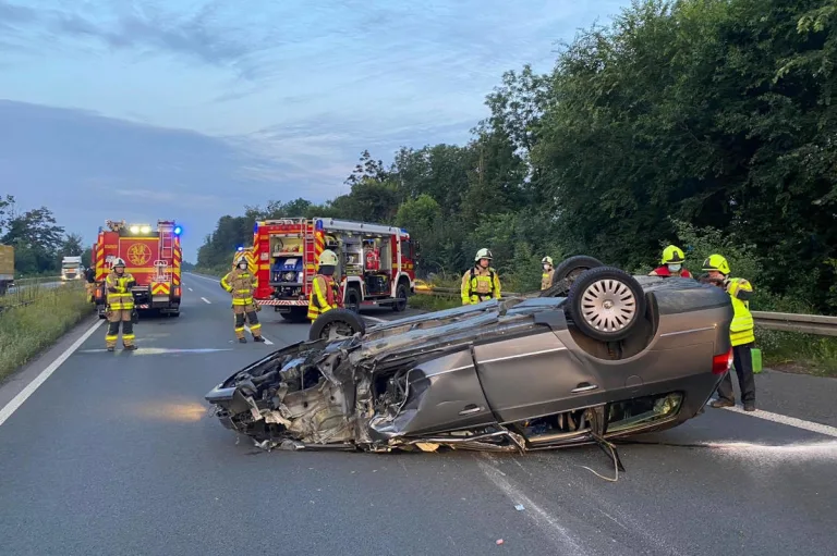 A46 Grevenbroich – Verkehrsteilnehmer blockieren Rettungsgasse für Feuerwehr nach schwerem Unfall