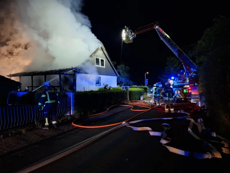 Lohmar – Mehr als 100 Einsatzkräfte bei Brand eines Fertighauses