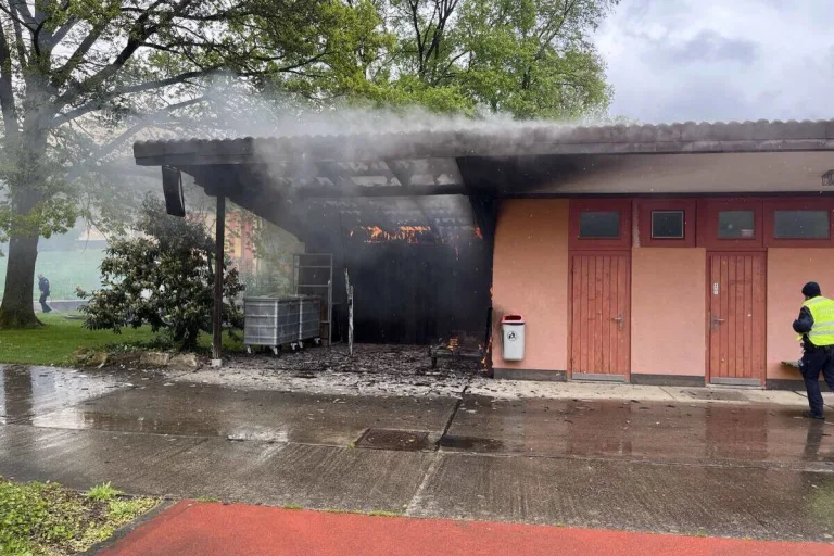 Holderbank AG - Ehemaliges Clubhaus in Flammen