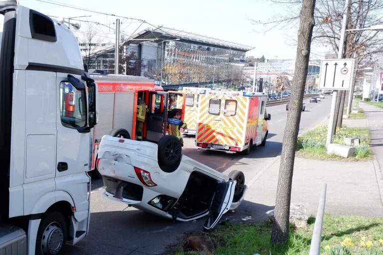 Unfall in Stuttgart - LKW mit einem Auto kollidiert