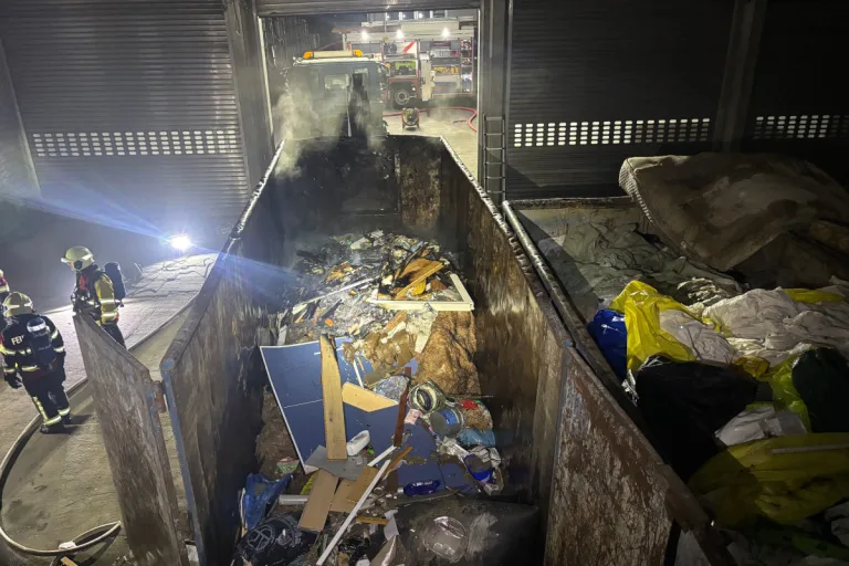 Affeltrangen TG –  Abfallmulde in Brand