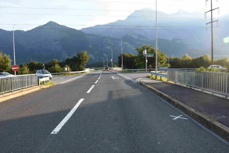 Bad Ragaz SG - Rollerfahrer nach Kollision mit Auto schwer verletzt