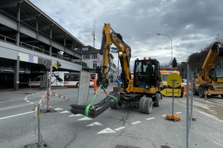 Herisau AR - Junger Bauarbeiter durch Bagger verletzt