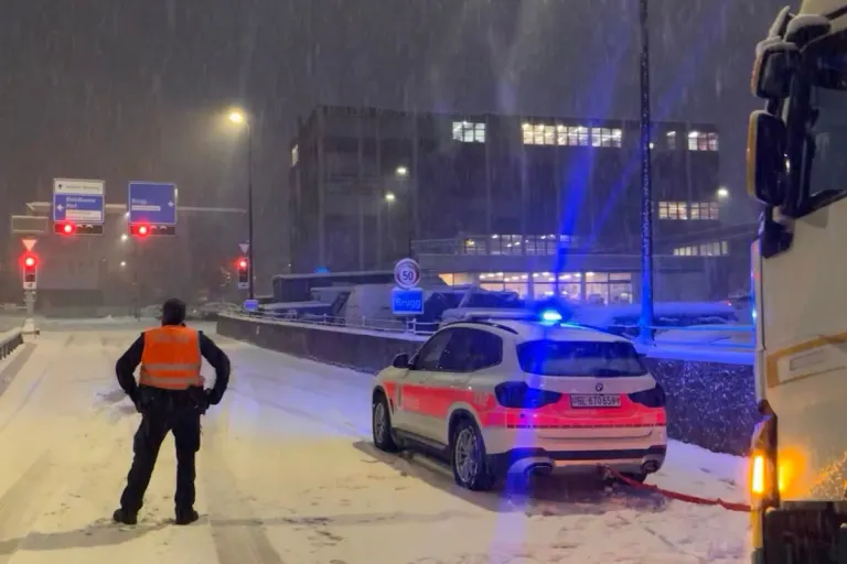 Rund 130 Verkehrsunfälle wegen winterlichen Strassenverhältnissen im Kanton Bern