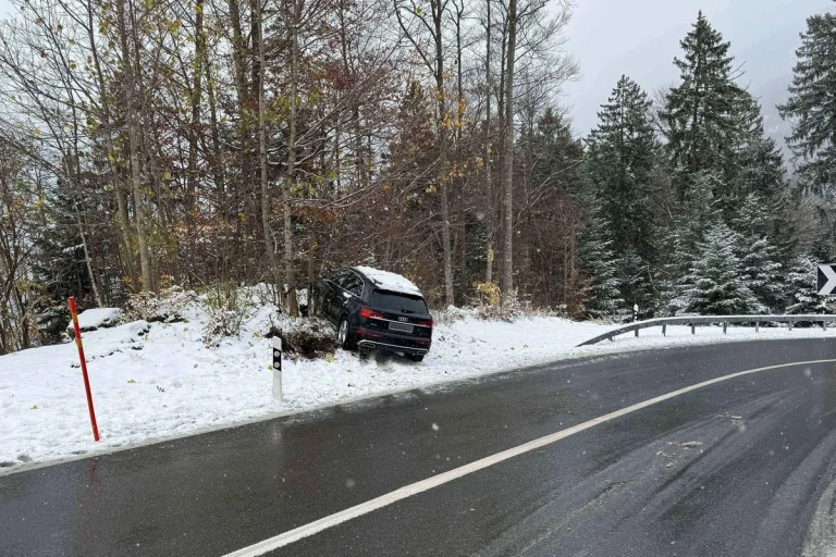 Lungern OW - Mit Sommerreifen auf schneebedeckter Fahrbahn verunfallt 