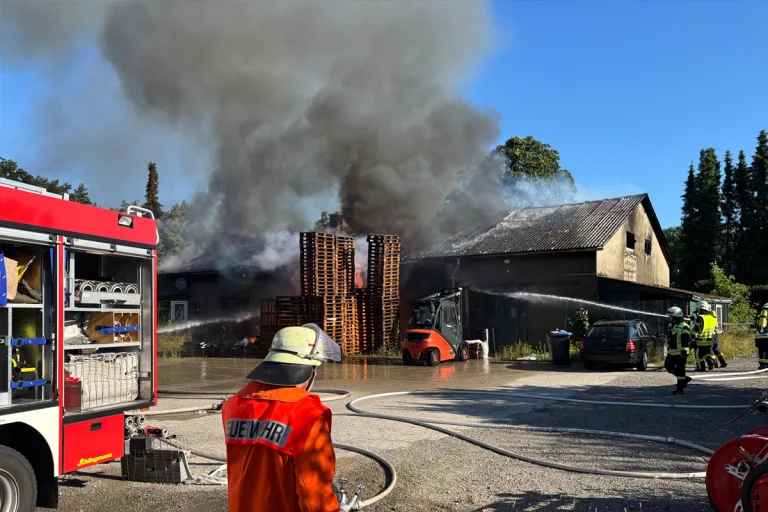 Lagerhalle in Vollbrand in Sittensen NI – Schadstoffe erfordern Großaufgebot der Feuerwehren