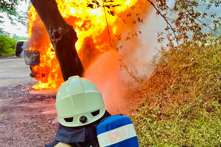 Rheurdt - Historischer Geländewagen in Vollbrand