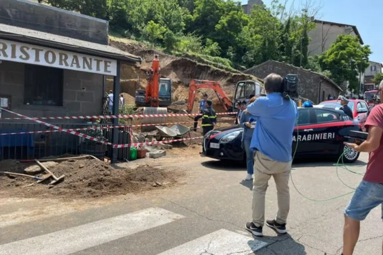 Montefiascone (IT) - Böschungsrutsch erfasst Pizzeria und tötet Inhaber
