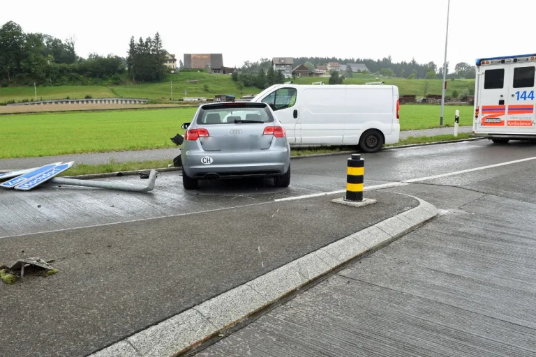 Emmen LU - Autolenkerin bei Kollision leicht verletzt