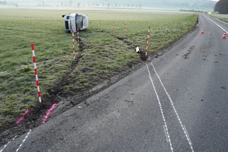 Beromünster LU – Auto wird bei Unfall auf eine Wiese geschleudert