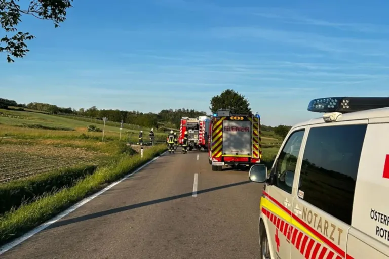Tödlicher Unfall in Enzersfeld – Motorrad prallt gegen Betonbrücke
