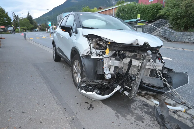 Schaan FL - Mit einem Eisenpfosten kollidiert