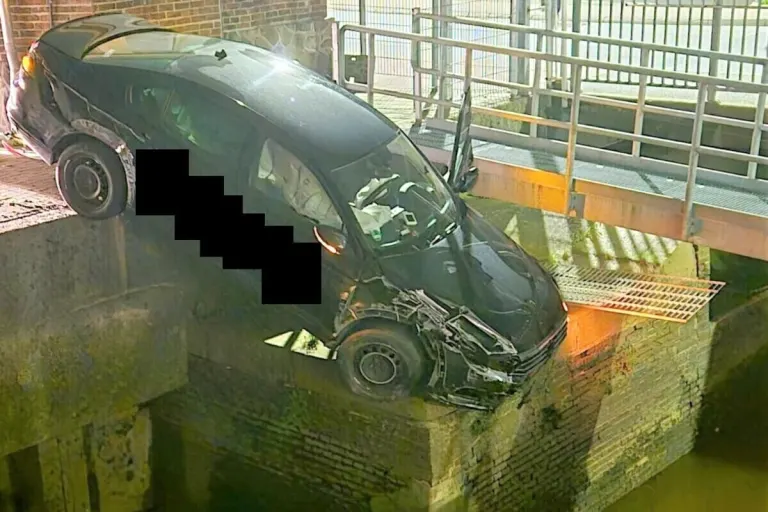 Cuxhaven - Alkoholisiert Taxi gestohlen und verunfallt