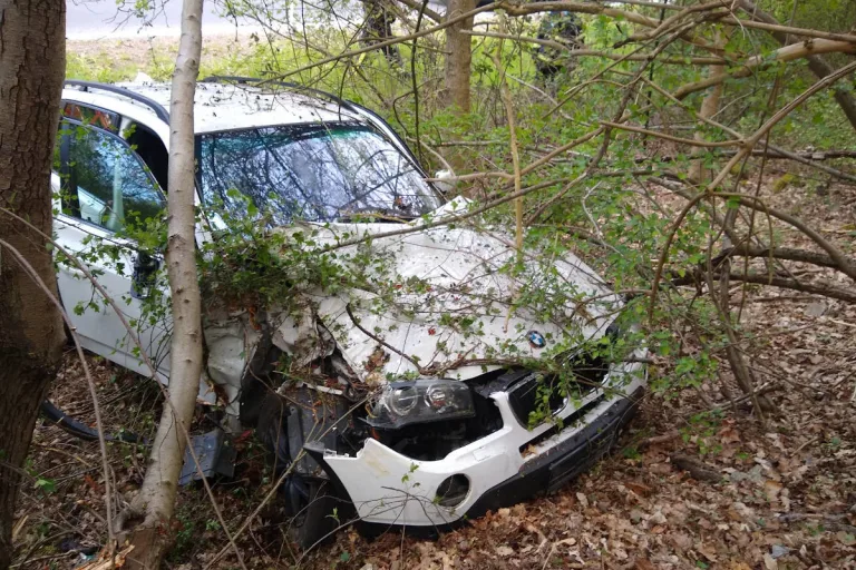 Kirn – Ehepaar nach Kollision mit Baum verletzt