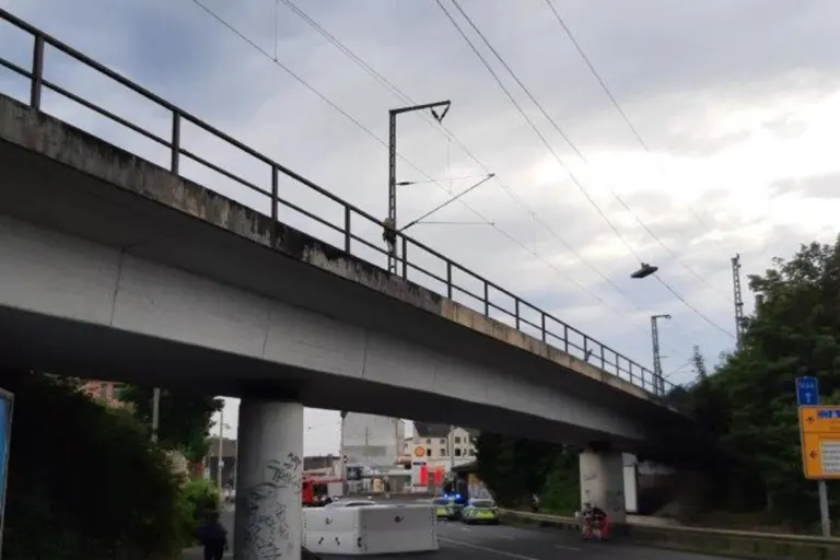 Großes Bahnchaos in Hagen NW - Jugendliche klettert Strommast hoch