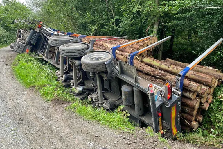 Ratingen - Mit Baumstämmen beladener Sattelzug verunglückt