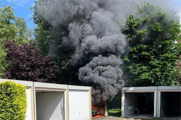 Oberhausen - Auto und Motorrad in Brand geraten