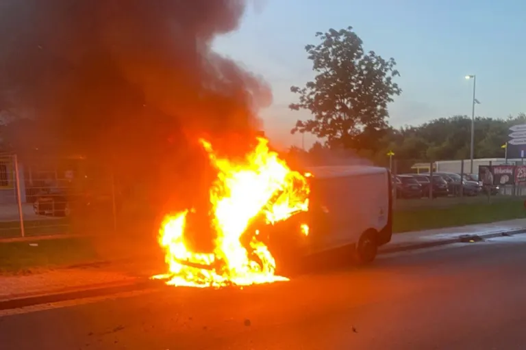 Lehrte NI – Transporter von Paketdienst gerät in Brand