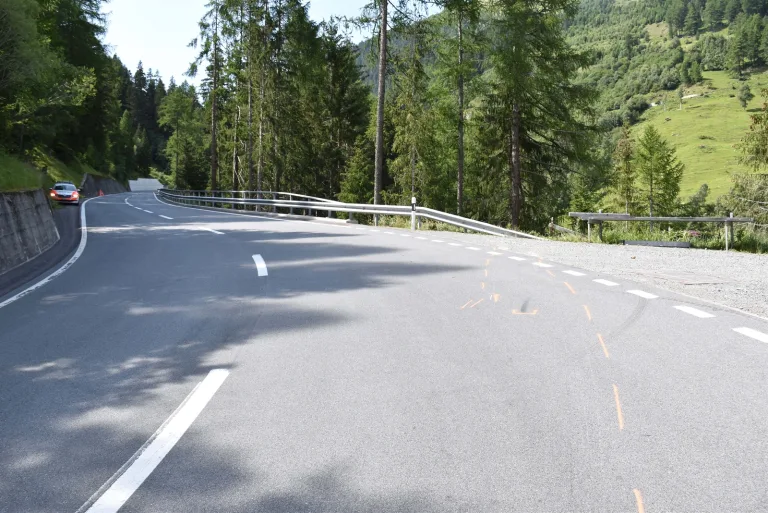 Susch GR - Töfflenker stürzt am Flüelapass in Tobel