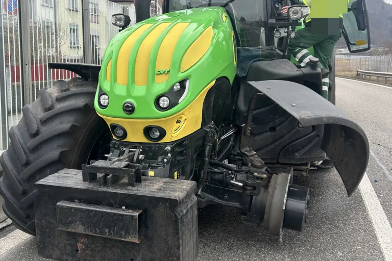 Neuenhof AG – Traktor verliert Vorderrad