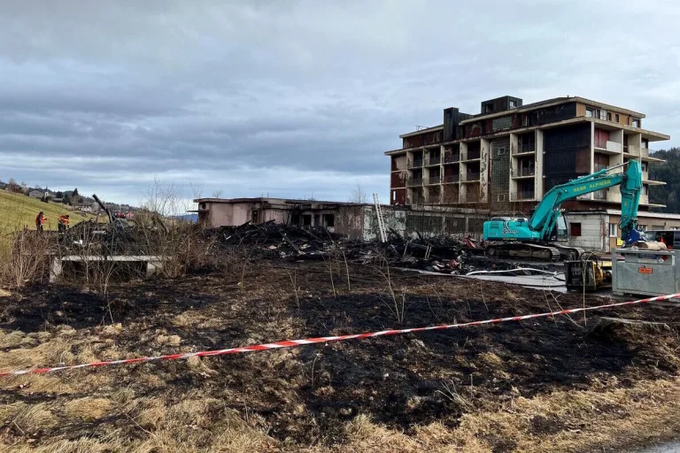 Wildhaus SG - Brand in einem ehemaligen Hotel - Schaden in Millionenhöhe
