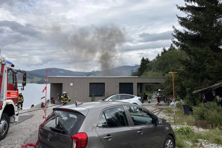 Einsiedeln SZ – Einfamilienhaus gerät in Brand