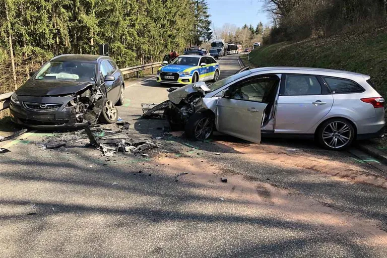 Niederkail - Betrunkener benutzt Handy und baut schweren Unfall - Junge Familie in Krankenhaus verbracht