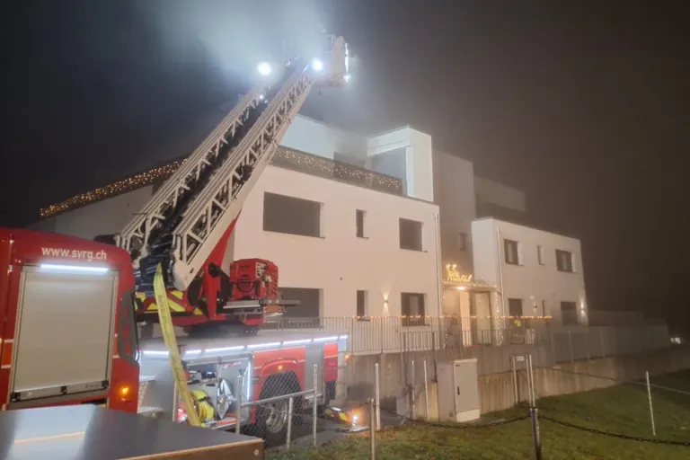 Flawil SG – Brand in Mehrfamilienhaus verursacht hohen Schaden