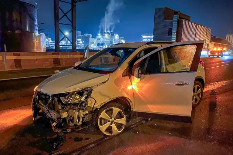 A2 Muttenz BL – Lenker prallt bei Unfall gegen Überleitungssystem