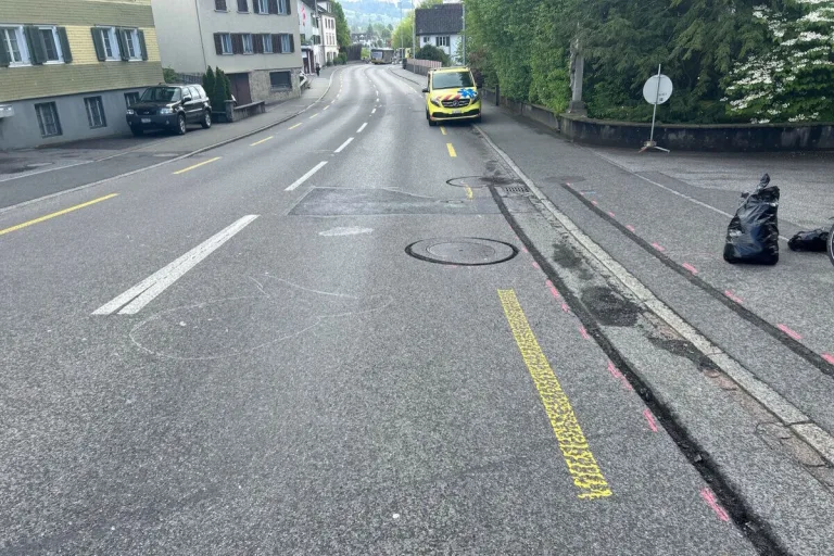 Uznach SG - E-Biker bei Unfall schwer verletzt