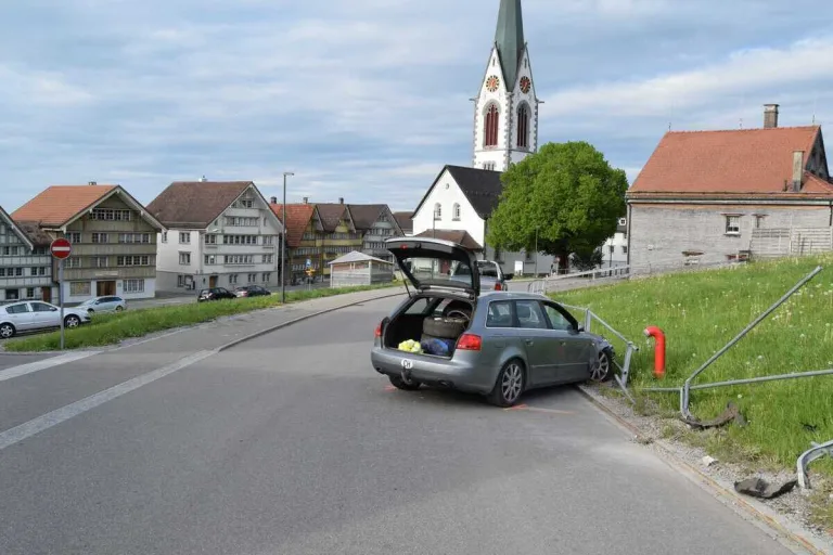 Hundwil AR - Autofahrer baut alkoholisiert Unfall