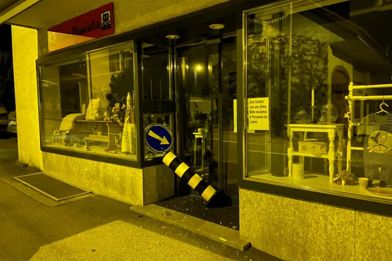 Spektakulärer Unfall in Seengen AG - Inselschutzpfosten gegen Schaufenster geschleudert!